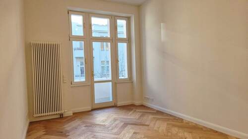 Wohn - und Schlafzimmer mit Fischgrätparkett - Etagenwohnung zum Kaufen in Berlin