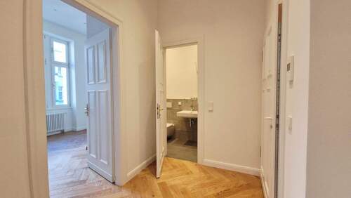 Flur mit Blick zur Küche und Bad - Etagenwohnung mit 45,40 m&sup2; in Berlin zum Kaufen