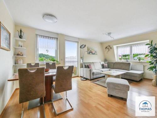 Wohnzimmer a - Kap.-Anl. in Sebnitzer Idylle: Gepflegte 3-R-W (vermietet) mit 2 Balkonen, EBK & optionaler Garage