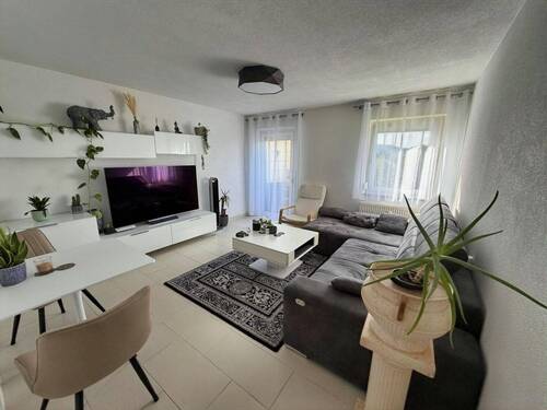 Wohn- und Esszimmer mit Balkon Nr. 1 - 3 Zimmer Etagenwohnung in Weingarten