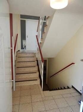 Treppenhaus - Frisch renovierte 3-Zimmer-Wohnung mit Balkon, Loggia & saniertem Bad im gepflegten Zweifamilienhaus