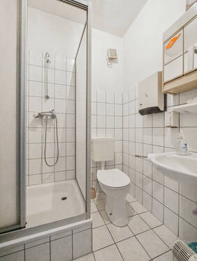 Bad am Durchgangszimmer - 