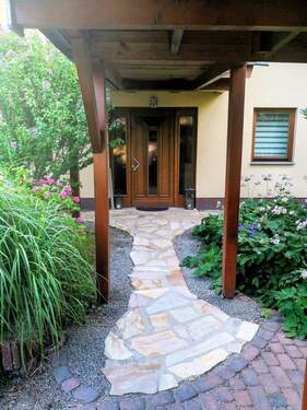 Eingangsbereich überdacht - 5 Zimmer Einfamilienhaus in Neuenhagen