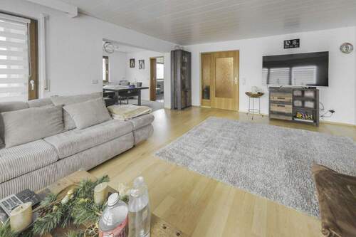 Wohnzimmer_1 - Willkommen zuhause: Gepflegtes Einfamilienhaus samt Garten, Garage und Hobbyraum