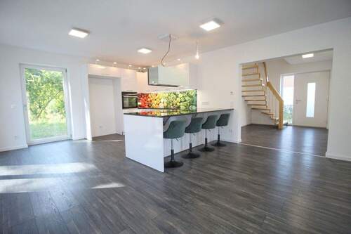 Küche mit Eingangsbereich - 2 Jahre altes Niedrigenergie Traumhaus am Waldrand - Smart-Home!