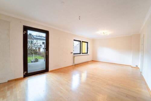 Wohnbereich mit bodentiefem Fenster zur Terrasse - Reihenmittelhaus mit 110,00 m&sup2; in Saarlouis zum Kaufen