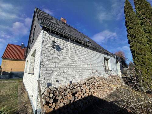 Seitenansicht mit Holzlager - Einfamilienhaus mit 135,00 m&sup2; in Kyffhäuserland zum Kaufen