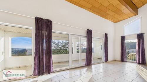 EG - Wohnzimmer mit Zugang zum großen Balkon - 