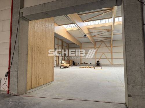 Durchgang zwischen den Hallenflächen - 
