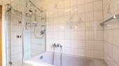 ...mit Dusche und Badewanne - 
