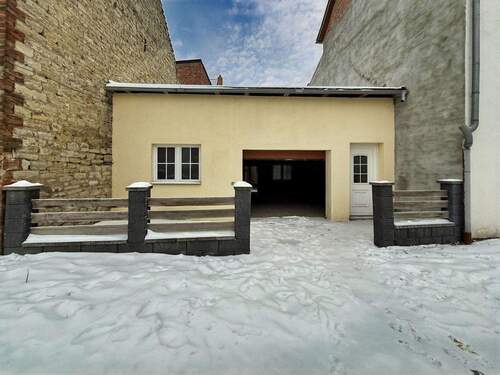 Hausansicht Garage - Zufahrt Chausseestraße - 3 Zimmer Reihenmittelhaus zum Kaufen in Gröningen