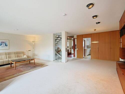Wohn-/Essbereich mit Blick Richtung Küche (die Holzwand zur Küche kann problemlos entfernt werden) - 4 Zimmer Reihenmittelhaus in Böblingen