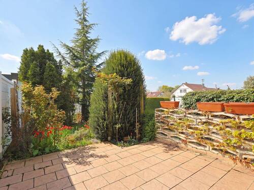 Sonnige Terrasse mit Blick in den Garten - Reihenmittelhaus mit 144,00 m&sup2; in Böblingen zum Kaufen