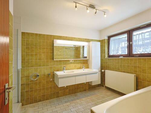 Großes Tageslichtbad mit Badewanne und Dusche - 