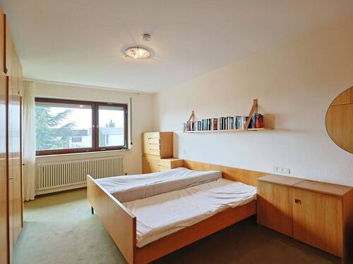 Geräumiges Schlafzimmer mit Balkonzugang - 