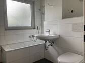 Neues Badezimmer mit hellen Fliesen im modernen Format - 2 Zimmer Etagenwohnung zur Miete in Hochheim am Main
