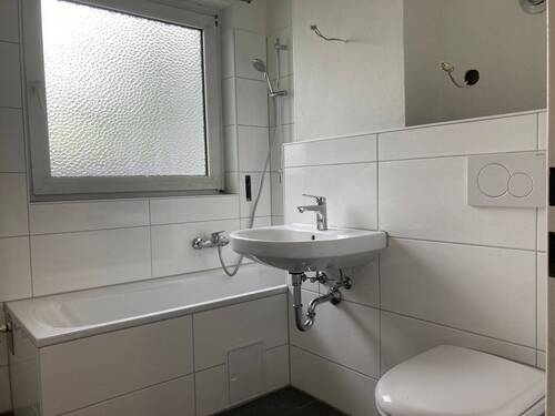 Neues Badezimmer mit hellen Fliesen im modernen Format - 2 Zimmer Etagenwohnung zur Miete in Hochheim am Main