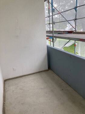 Balkon, die Aussicht ist aktuell durch ein Baugerüst versperrt. - 