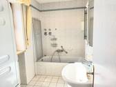 OG: Badezimmer mit Fenster - 