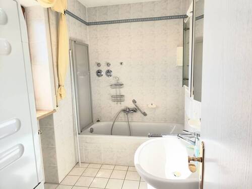 OG: Badezimmer mit Fenster - 