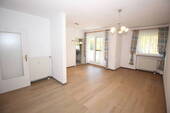 OG: Wohnen/Essen mit Zugang zum Balkon - 