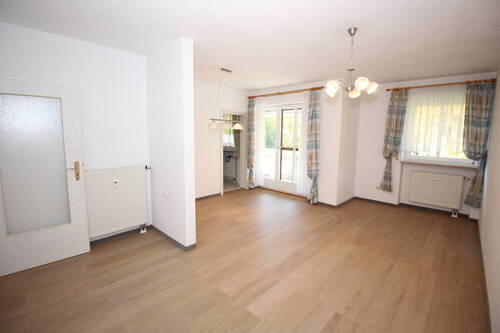 OG: Wohnen/Essen mit Zugang zum Balkon - 