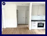 Wohnen/Blick in Flur und Küche - Erstbezug: Helle 2 Zimmer mit Loggia, Einbauküche, Parkett, Tagelichtbad mit Walk-In-Dusche, Aufzug