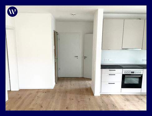 Wohnen/Blick in Flur und Küche - Erstbezug: Helle 2 Zimmer mit Loggia, Einbauküche, Parkett, Tagelichtbad mit Walk-In-Dusche, Aufzug