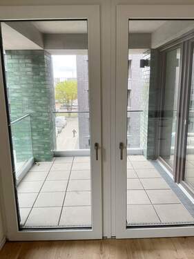 Zug. Loggia von Küche - 2 Zimmer Etagenwohnung in Hannover