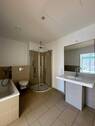 Bad mit Dusche und Badewanne.jpg - 