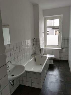 Tageslichtbad mit Badewanne - 