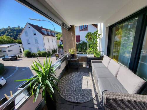 Überdachter Balkon mit Markise - 