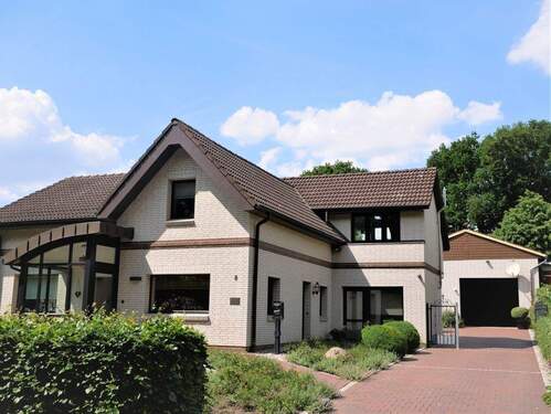 Außenansicht mit Auffahrt - Neuer Preis ! Leben und Arbeiten vereint an einem Ort - Großzügiges EFH m. 2 ELW und 240 m² Hallengebäude