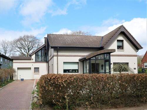 Außenansicht mit Garage - Einfamilienhaus in Nordhastedt