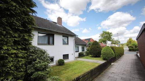 Hauseingangsseite - 5 Zimmer Einfamilienhaus in Neustadt