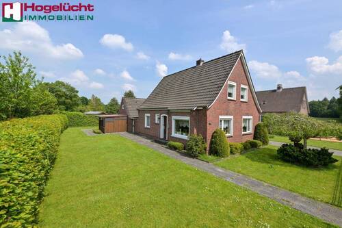 Ansicht - In herrlicher und direkter Waldrandlage! Ein solides Einfamilienhaus mit tollen Nebengebäudegr. Garage und gr. Carpo...