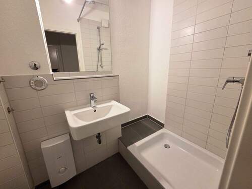 Bad mit Dusche - 