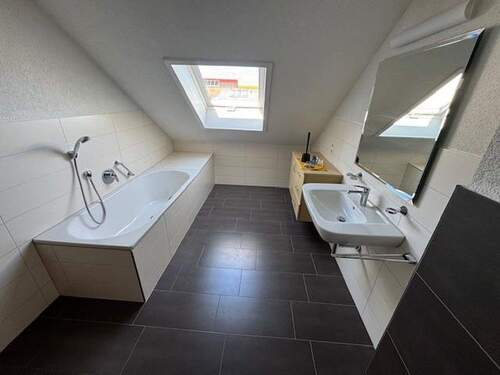 Badezimmer mit Badewanne - 