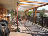 überdachte Terrasse, Gebäuderückseite - 