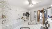 1. OG: großzügiges Badezimmer mit Wanne und Dusche - 
