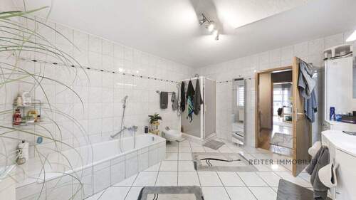 1. OG: großzügiges Badezimmer mit Wanne und Dusche - 