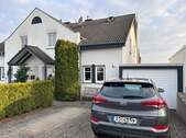 Vorderansicht Haus mit PKW - Ihr Traum vom Eigenheim in Künzell: Top gepflegte Doppelhaushälfte mit Garten und Garage