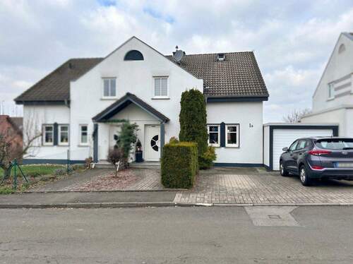 Gesamtansicht Haus von Straße - 5 Zimmer Doppelhaushälfte zum Kaufen in Künzell