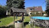 Haus von hinten mit Garten - 