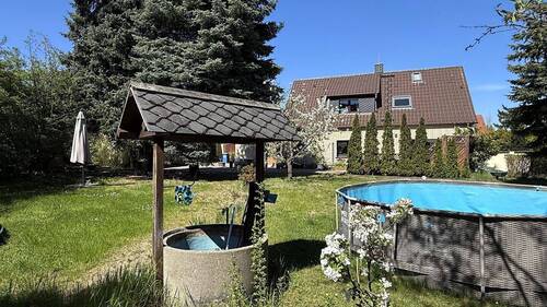 Haus von hinten mit Garten - 