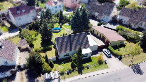 Haus von vorne - Luftbild - Großzügiges Familienanwesen mit Werkstatt, großem Garten und zusätzlichem Baupotenzial