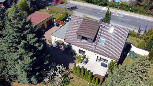 Haus von hinten mit Terrasse - 5 Zimmer Einfamilienhaus in Bad Belzig