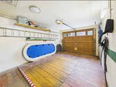 Garage mit Grube und Wallbox - 