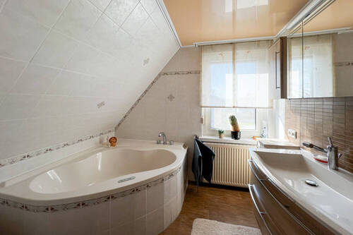 Bad mit Whirlpoolwanne - 