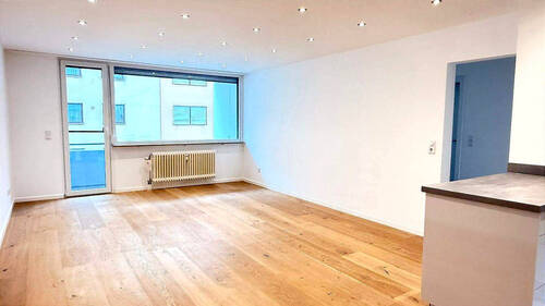 Großes Wohnzimmer mit Zugang zum Balkon - 